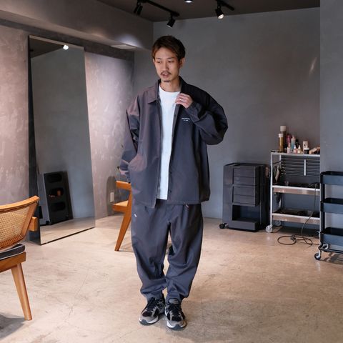 グレーを基調としたセットアップスタイル