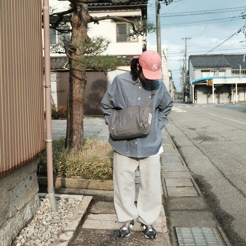 シャンブレーシャツスタイルに抜け感を