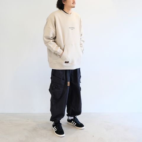 トレーナーとカーゴパンツを現代ストリートなテイストで着こなす