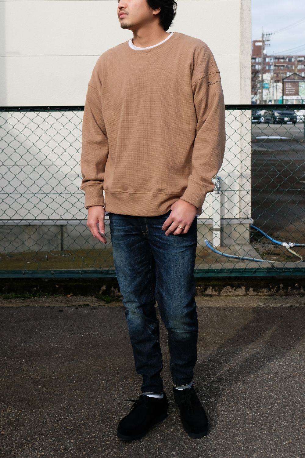 シンプルだからこそシルエットでイマドキ感を