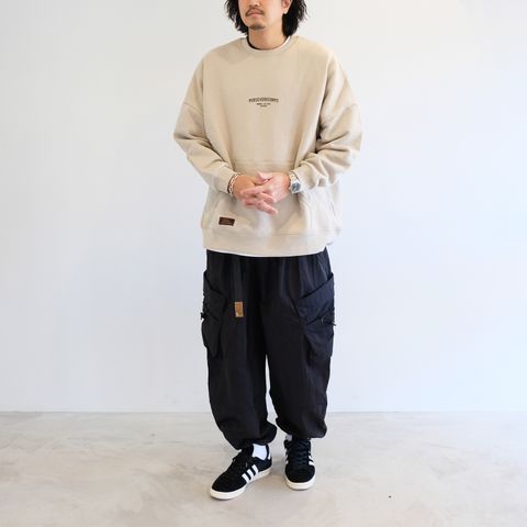 トレーナーとカーゴパンツを現代ストリートなテイストで着こなす
