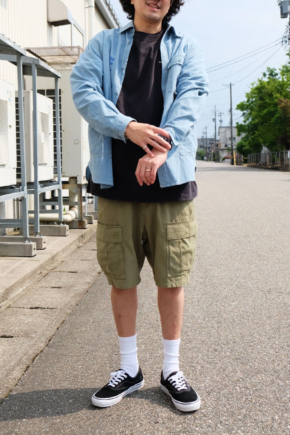 シャンブレーシャツが清涼感をもたらすハーフパンツスタイル