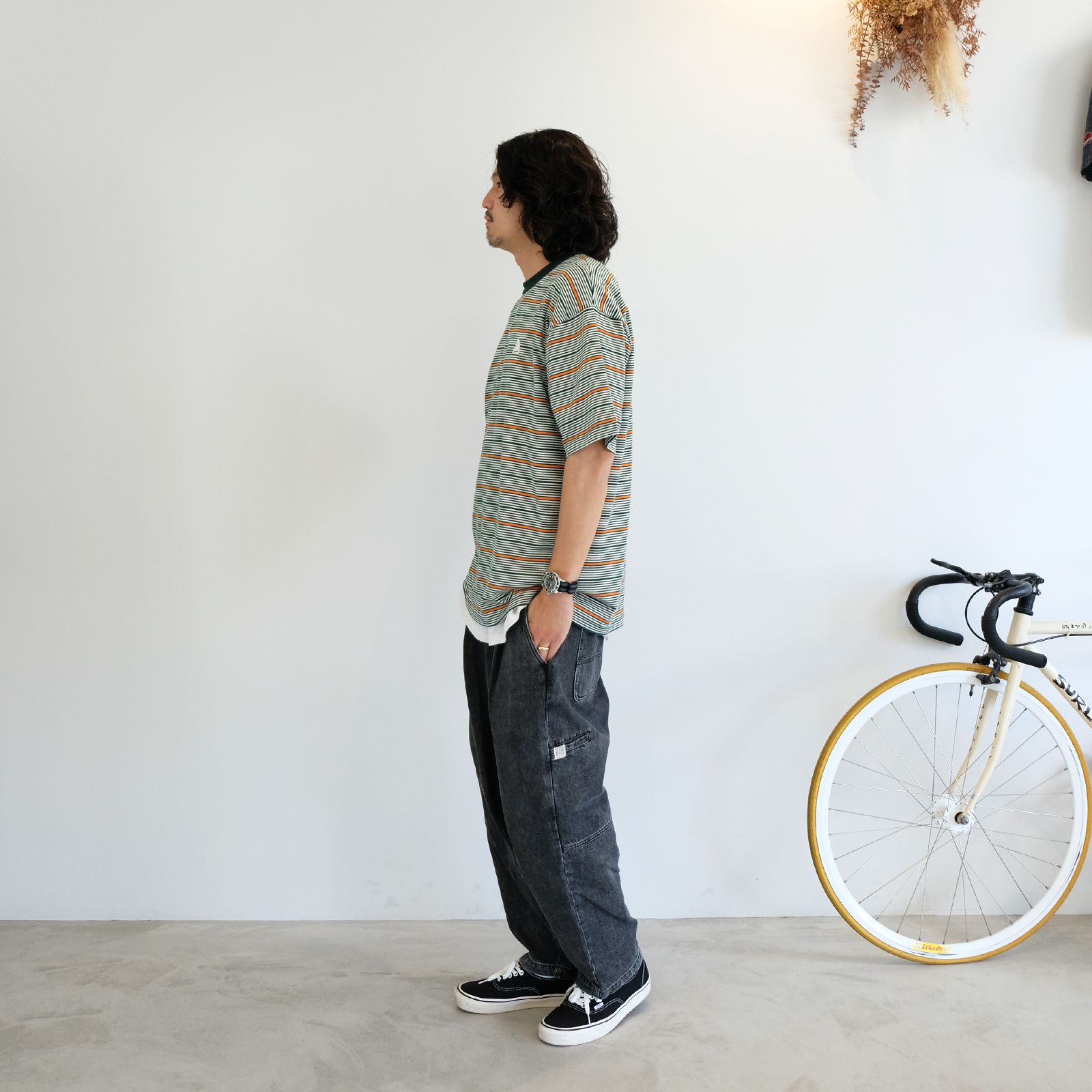 ブラックデニムに配色抜群なストライプTシャツを
