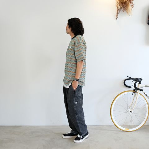 ブラックデニムに配色抜群なストライプTシャツを