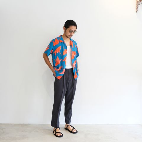 柄シャツはスラックスに合わせて男の渋さを意識