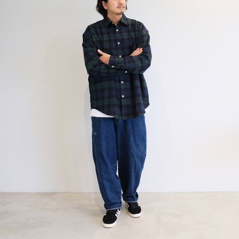 シンプルながらストリートのエッセンスを感じさせるチェックシャツコーデ