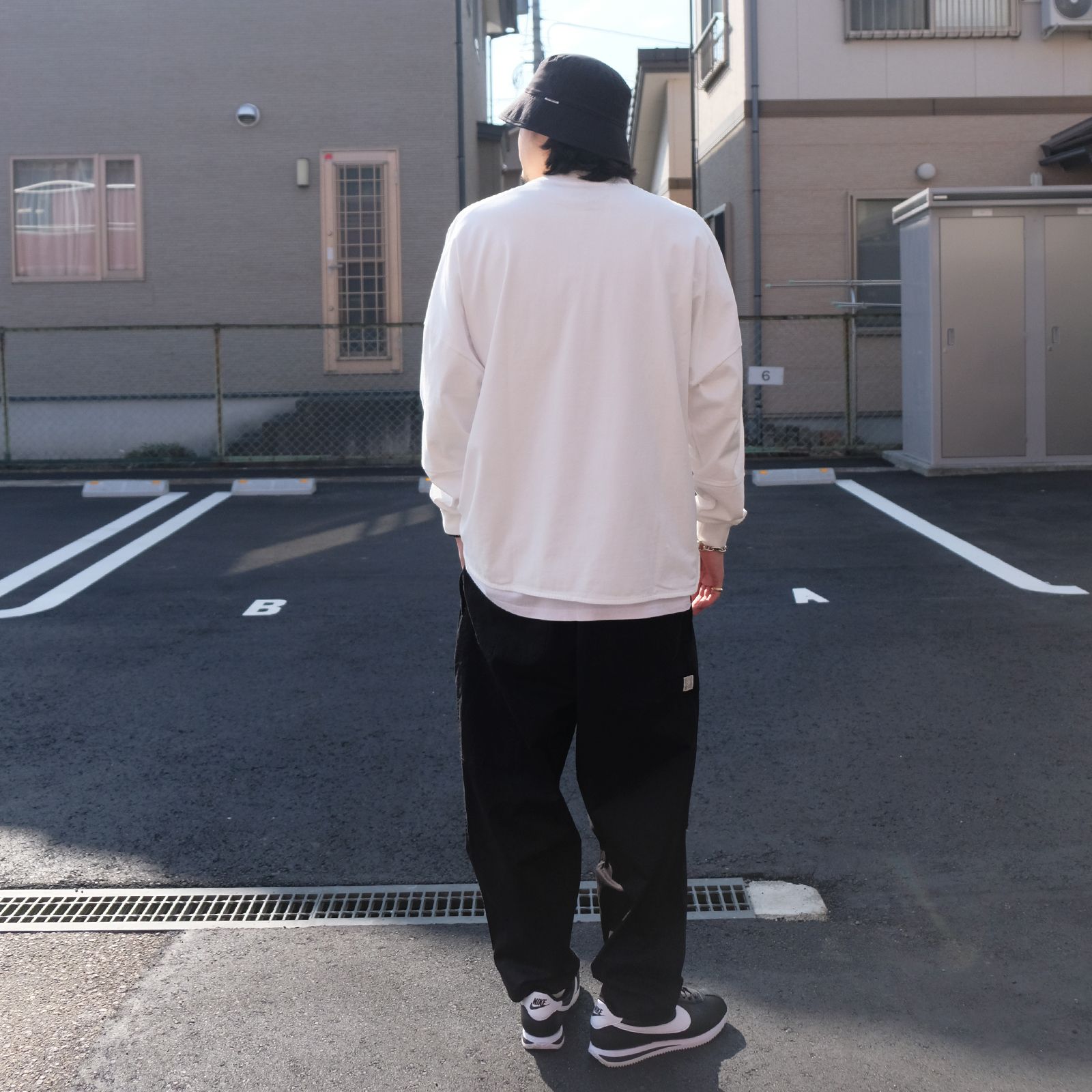 白黒だけでまとめたロンTEEコーデ