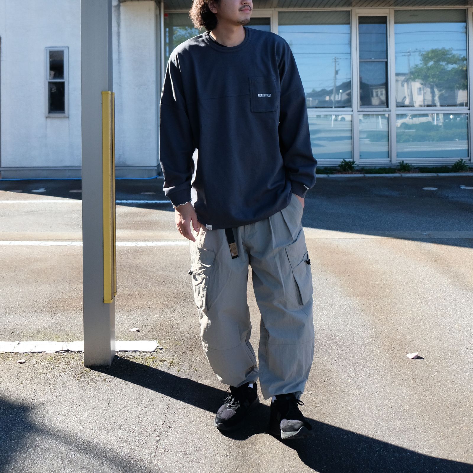 【Persevere】トップスの色味を活かすカーゴパンツスタイル