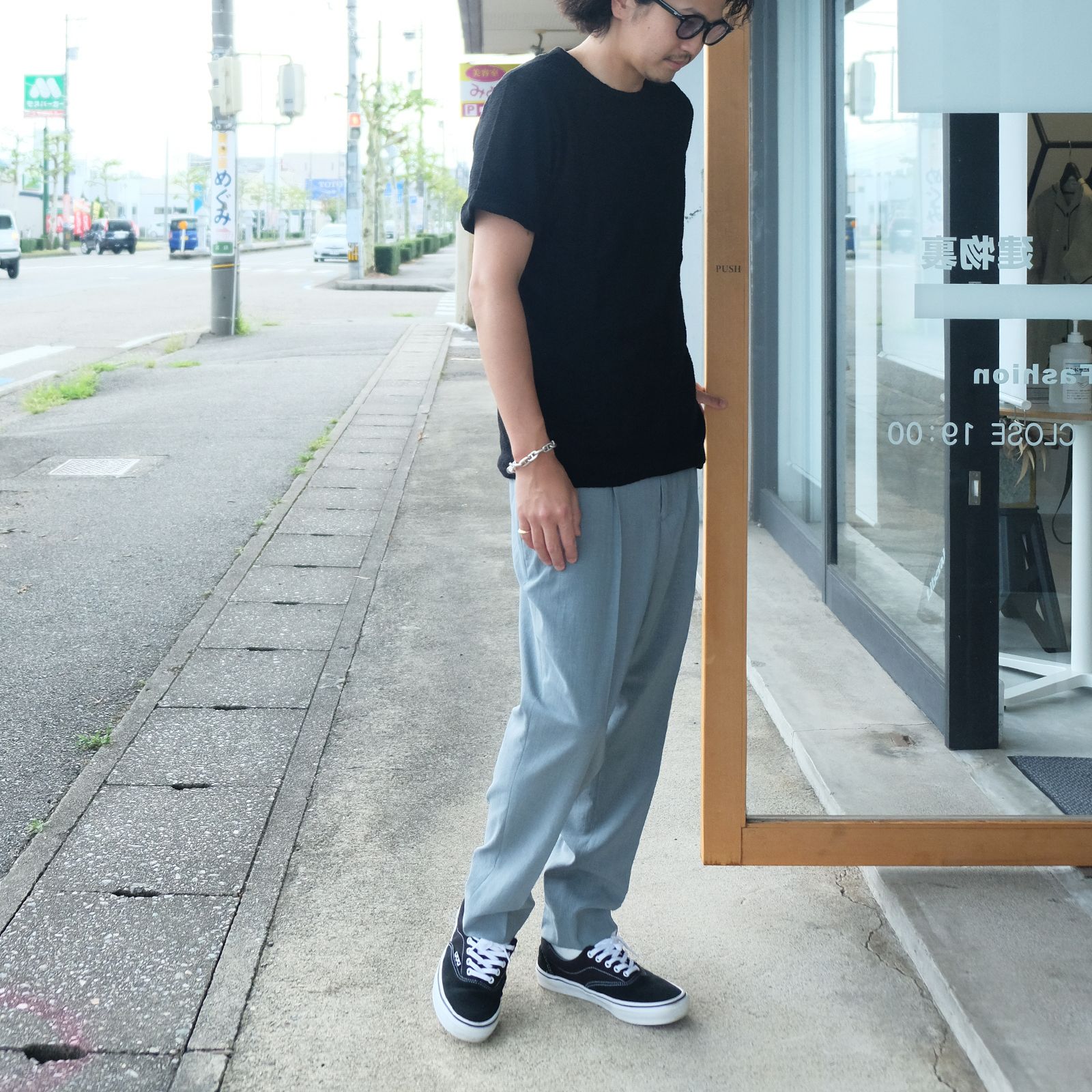 大人のTシャツスタイルは“シンプル”さを大事に、色使いや素材感で楽しむ