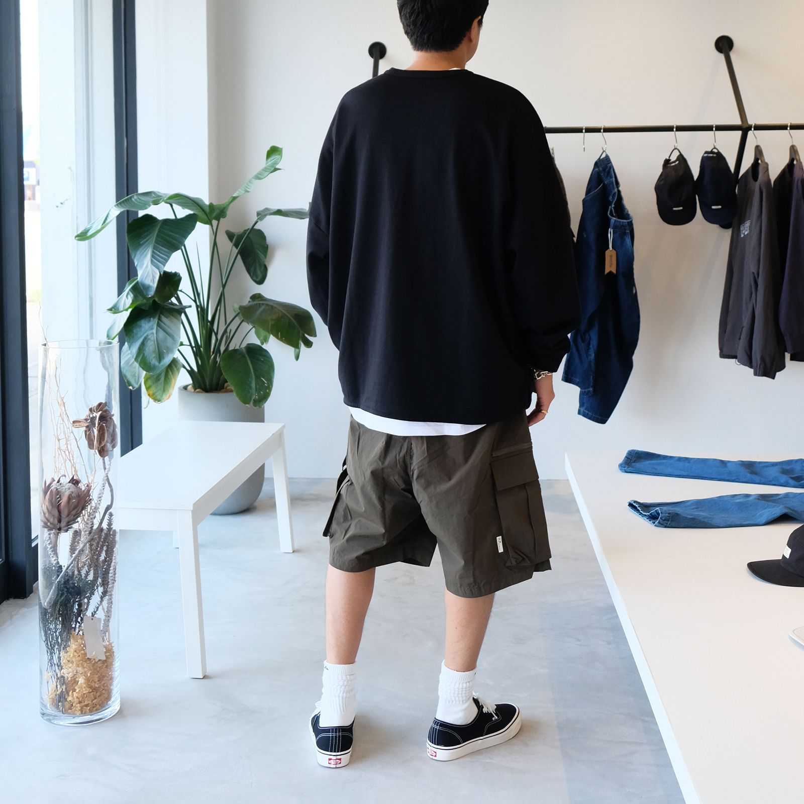 ロンTEEにカーゴショーツを合わせた秋の着こなし
