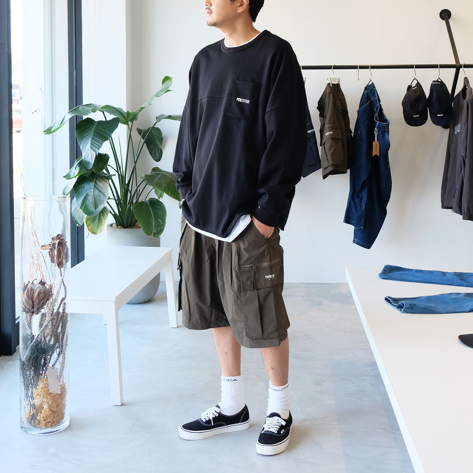 ロンTEEにカーゴショーツを合わせた秋の着こなし