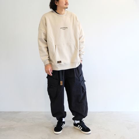 トレーナーとカーゴパンツを現代ストリートなテイストで着こなす