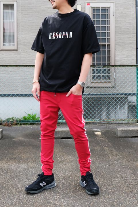 赤黒の配色でストリートな雰囲気を楽しむtシャツコーデ 1367 Filo