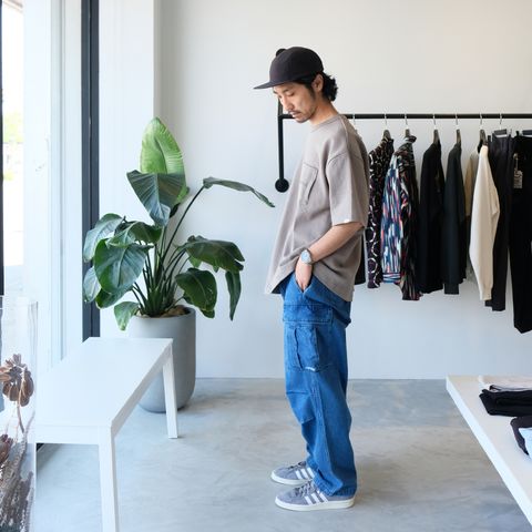 LAPRIMAのデニムカーゴを使用したシンプルなTシャツスタイル