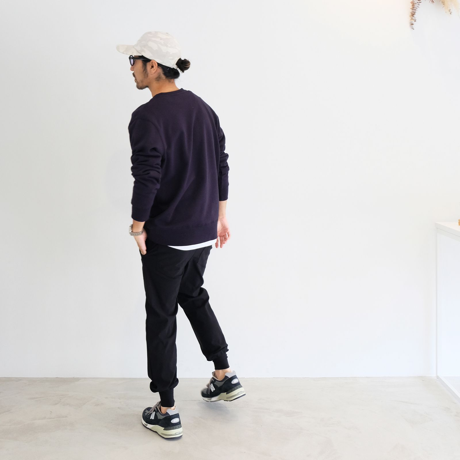 だらっとし過ぎずも気取らず快適に。大人のオフをイメージしたリブパンコーデ
