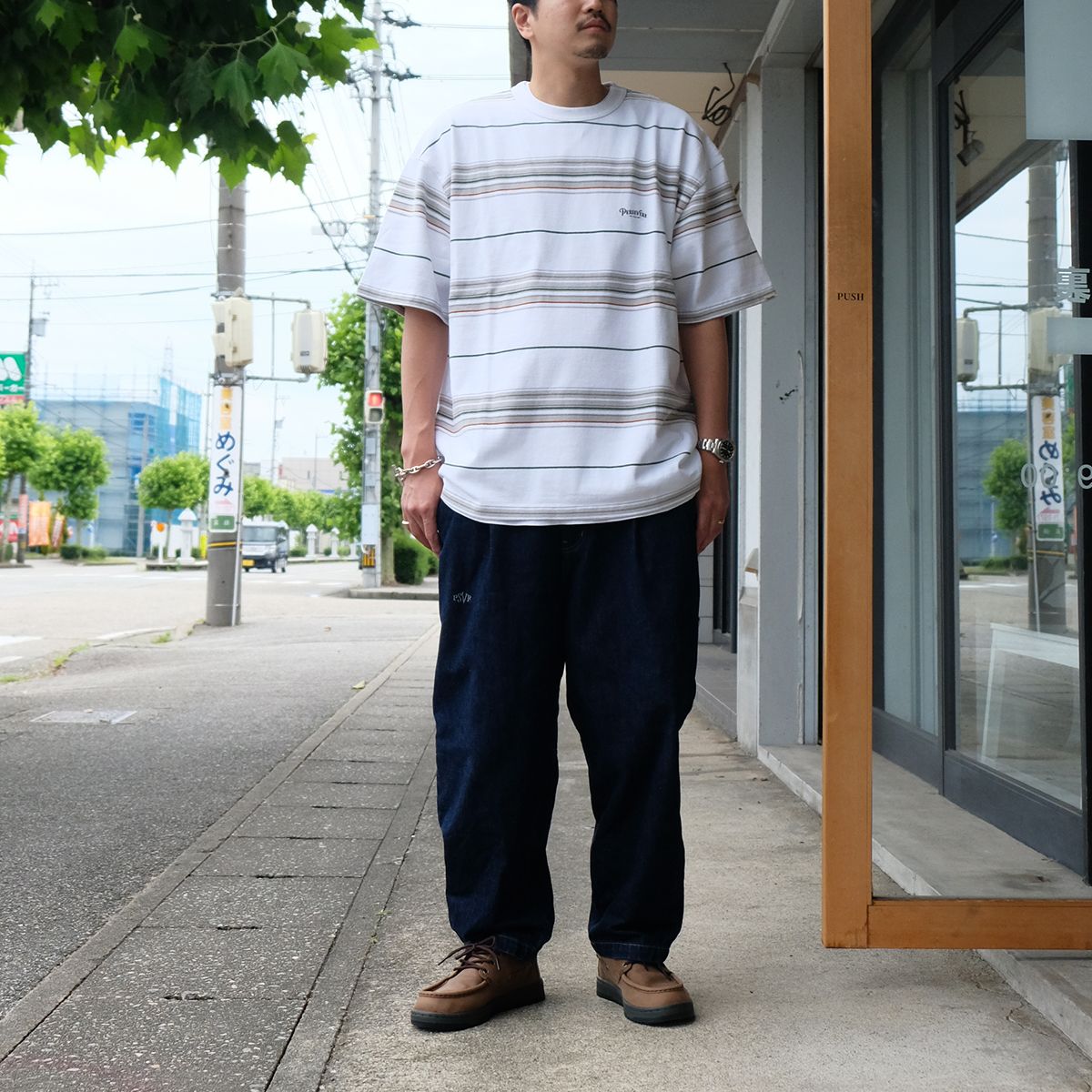 オリジナルストライプ柄がポイントのTシャツコーデ