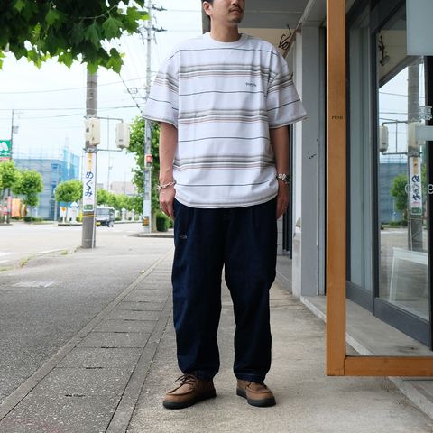 オリジナルストライプ柄がポイントのTシャツコーデ