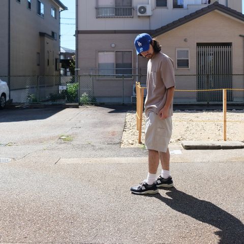 キャップで差し色を。落ち着きつつも明るめなトーンでまとめたTシャツコーデ