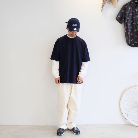 白と紺の配色でまとめたレイヤードスタイル