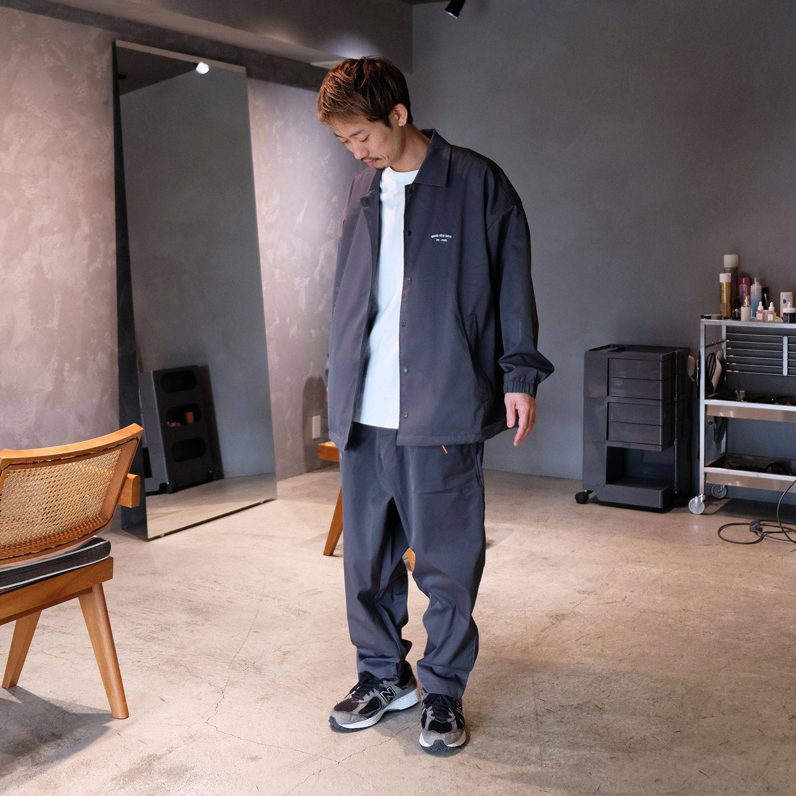 グレーを基調としたセットアップスタイル