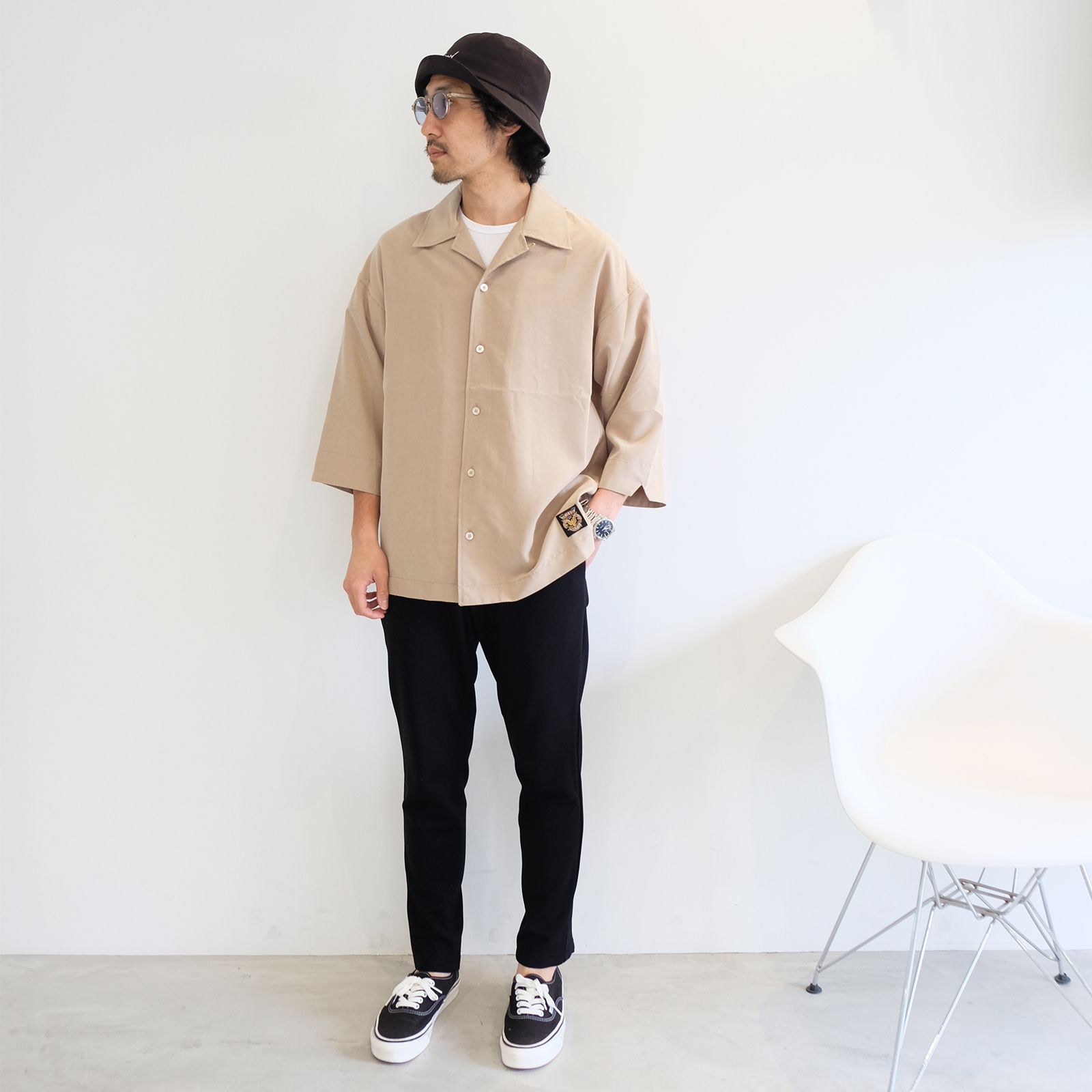 滑らかな素材感でまとめた半袖シャツコーデ