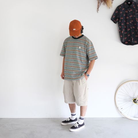配色も絶妙なストライプTをメインに