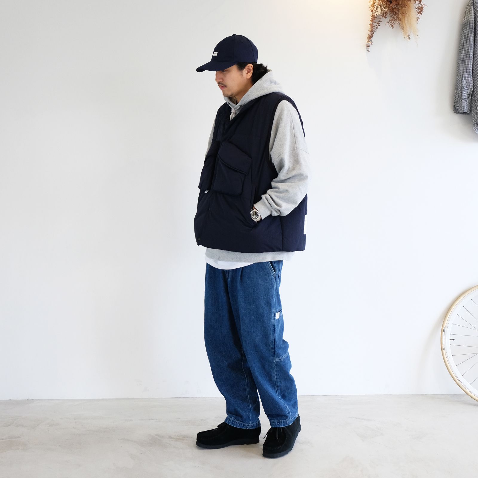 スエットフーディーと中綿ベストの組み合わせ◎