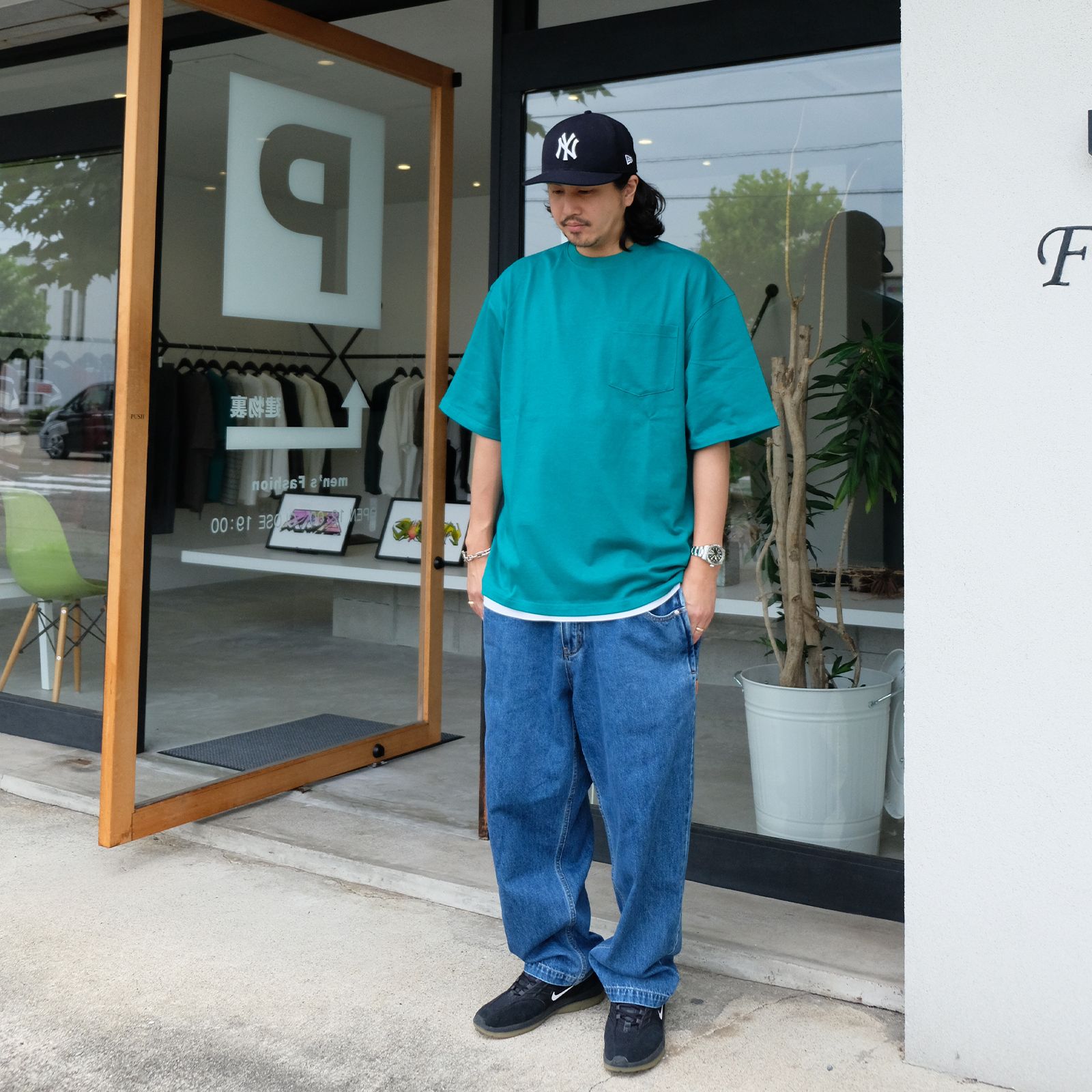 鮮やかなグリーンカラーのTシャツをメインに