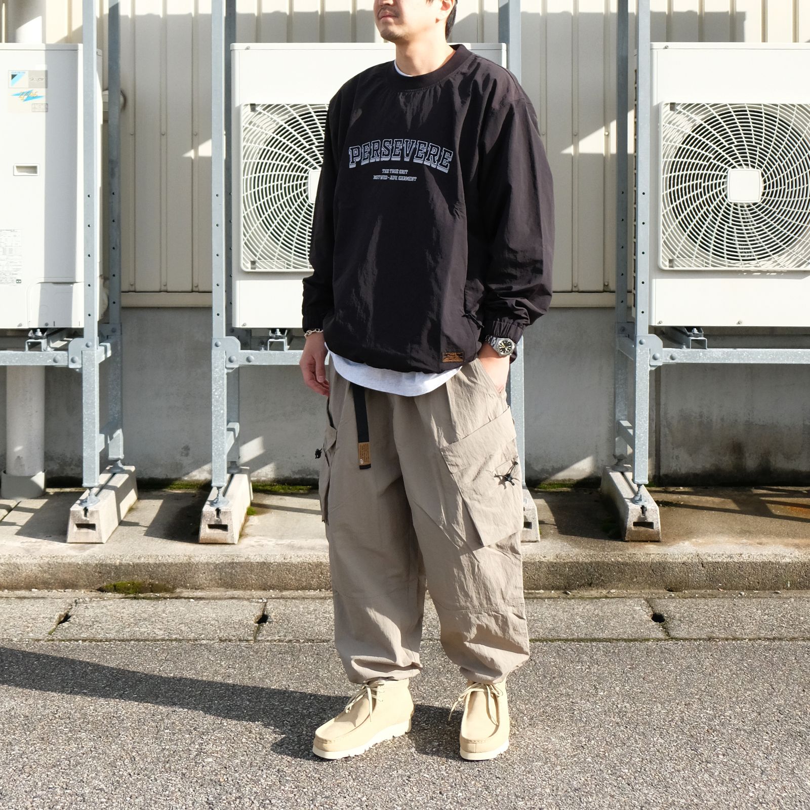 ストリートなテイストで着こなすカーゴパンツスタイル