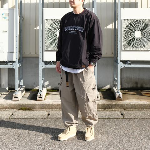 ストリートなテイストで着こなすカーゴパンツスタイル