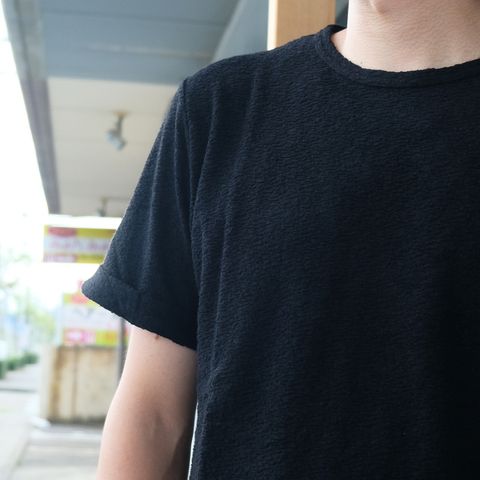 大人のTシャツスタイルは“シンプル”さを大事に、色使いや素材感で楽しむ