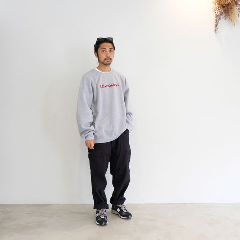 リベレイダースのアイテムでまとめたストリートカジュアルコーデ
