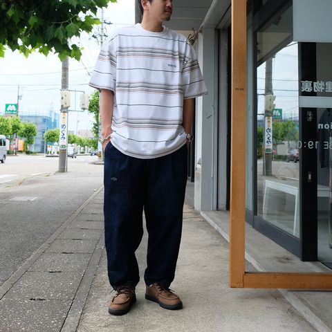 オリジナルストライプ柄がポイントのTシャツコーデ