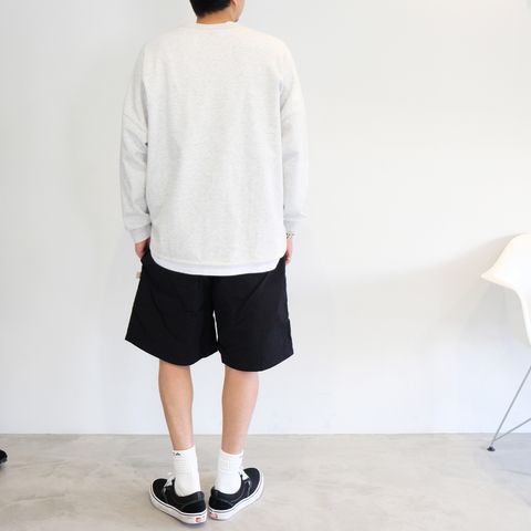 モノトーンでまとめた落ち着きのあるストリートスタイル