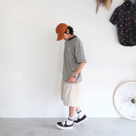 配色も絶妙なストライプTをメインに