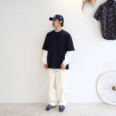 白と紺の配色でまとめたレイヤードスタイル