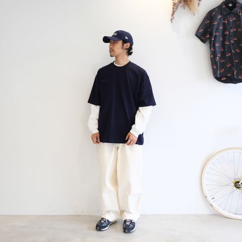 白と紺の配色でまとめたレイヤードスタイル