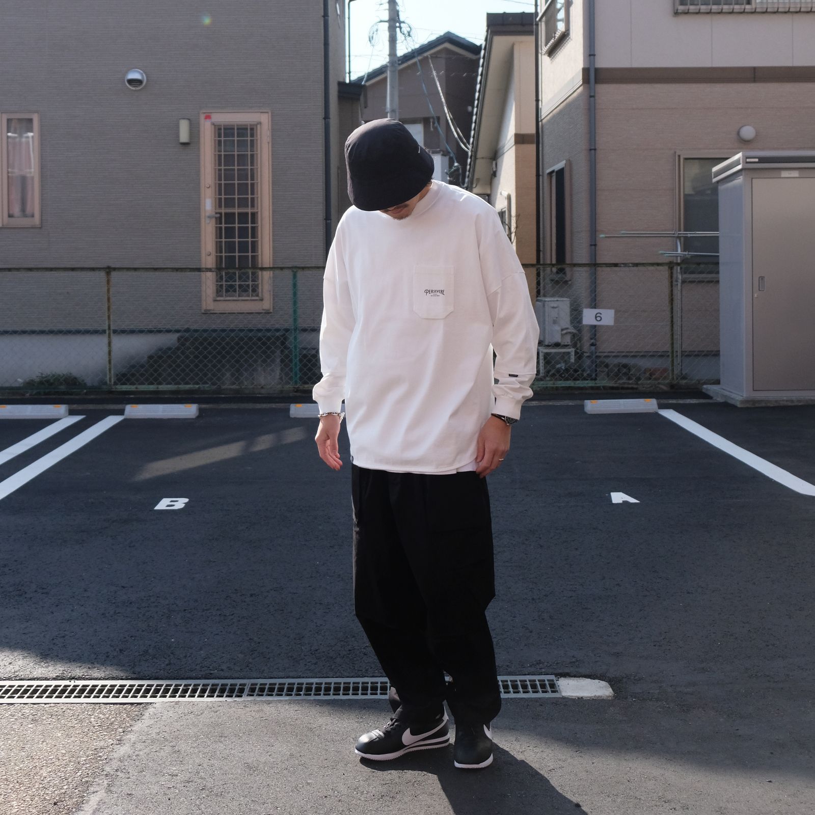 白黒だけでまとめたロンTEEコーデ