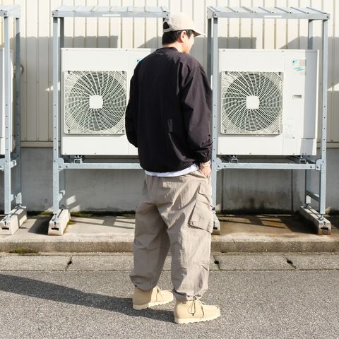 ストリートなテイストで着こなすカーゴパンツスタイル