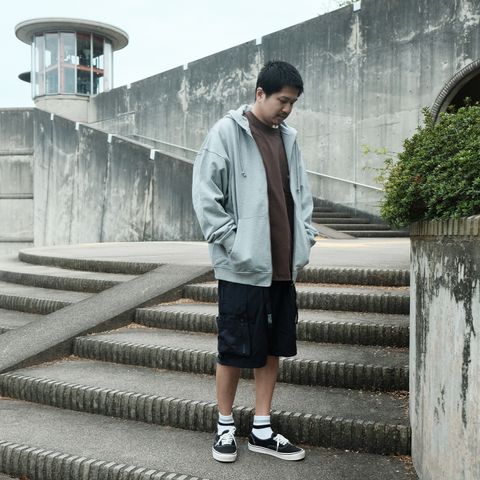 1日の寒暖差が難しい時期はジップパーカーが調子良さげ