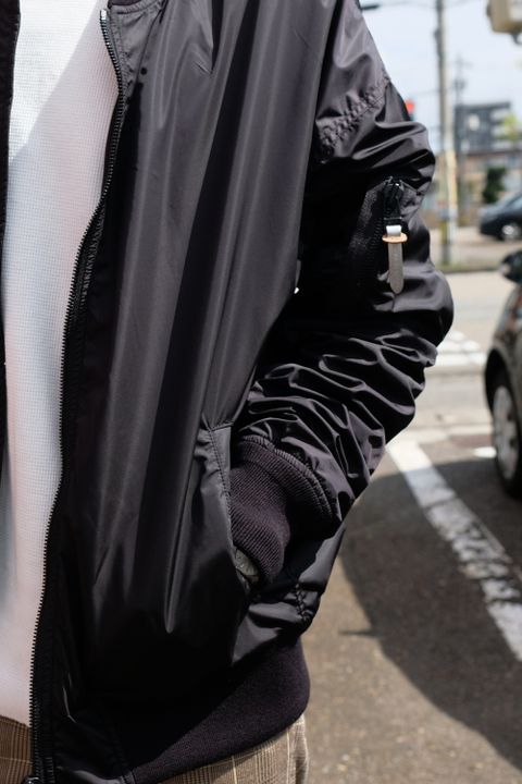 MA-1を今っぽく、そして上品に着こなす