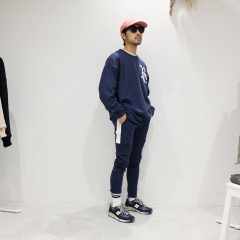 ネイビーでまとめたスポーティーかつストリートなあったかセットアップスタイル