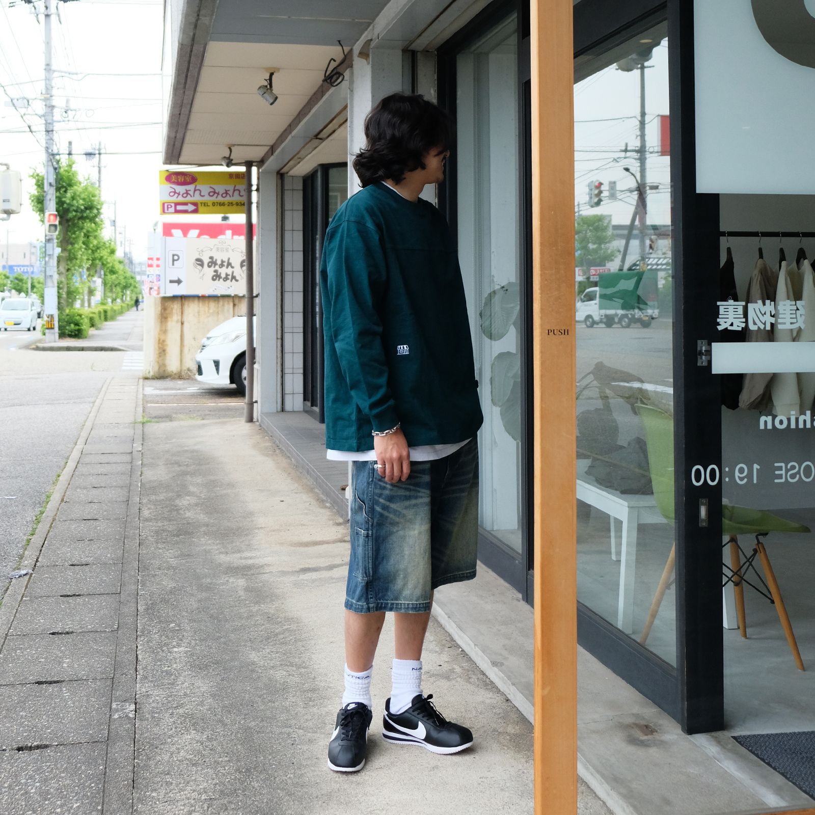デニムショーツが懐かしくも今っぽい