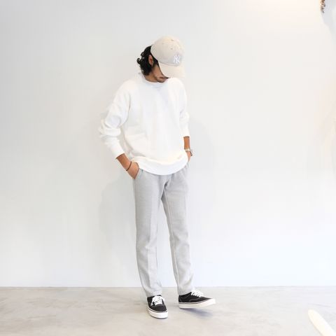 明るめなトーンを基調としたリラックス感のあるキレイめカジュアルコーデ