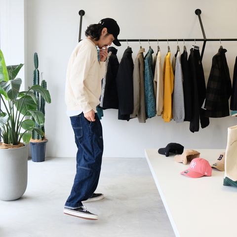 CALEEのビンテージルックなトレーナーを“ハマちゃん”シルエットで