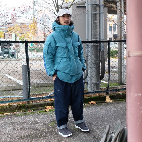 レトロヴィンテージなブルーカラーが冬に映える最強ダウンスタイル