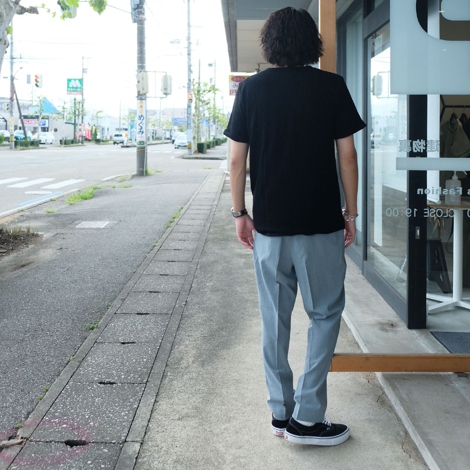 大人のTシャツスタイルは“シンプル”さを大事に、色使いや素材感で楽しむ