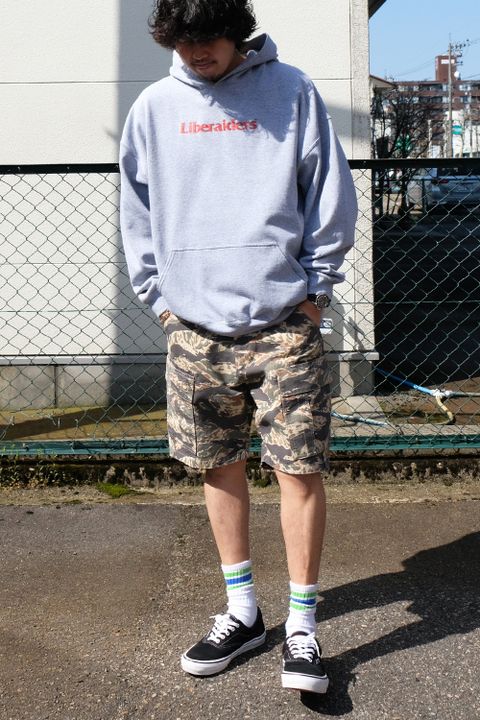 パーカーにハーフパンツを合わせた春の装い