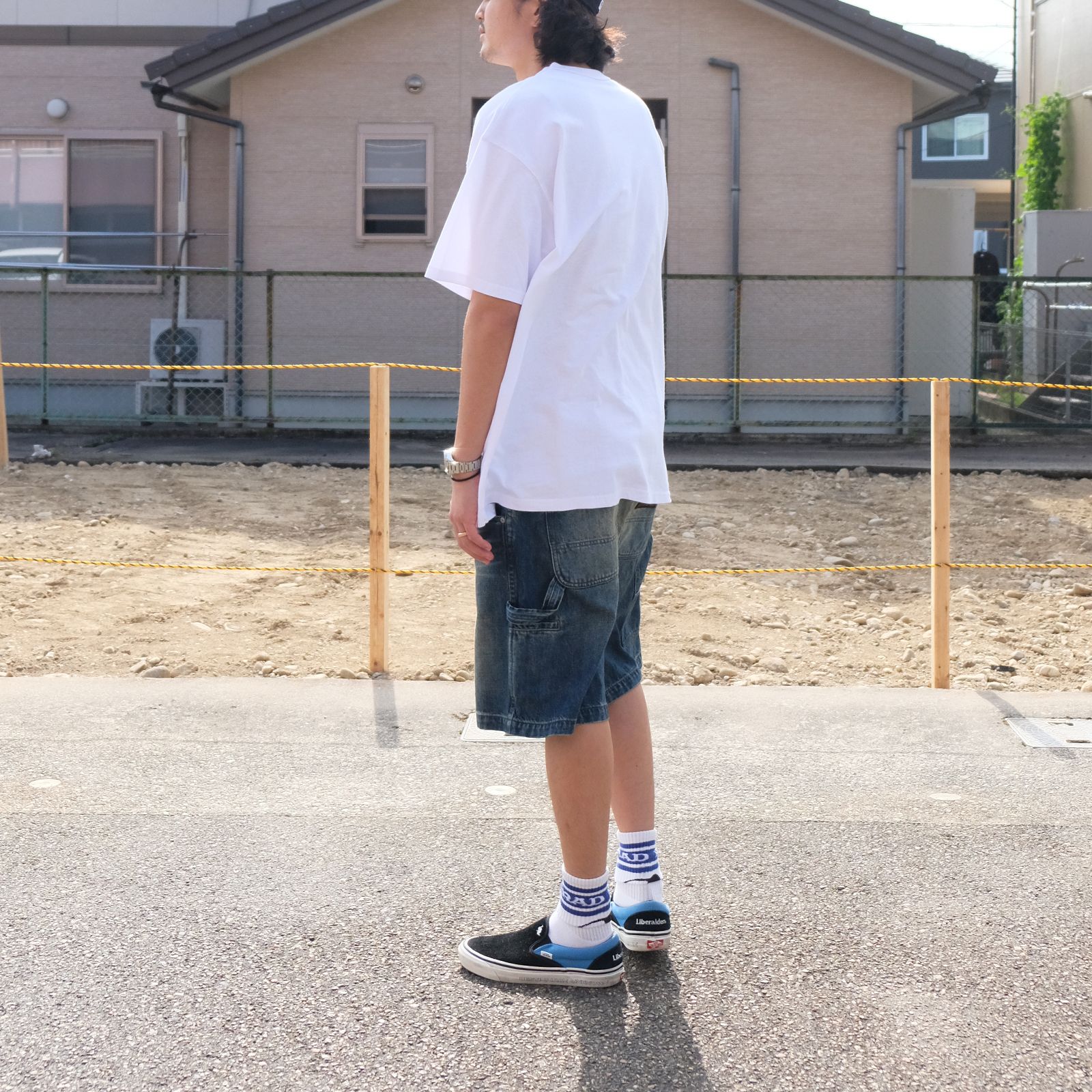 男の夏の定番“白Tデニム”をハーフパンツで快適に楽しむ