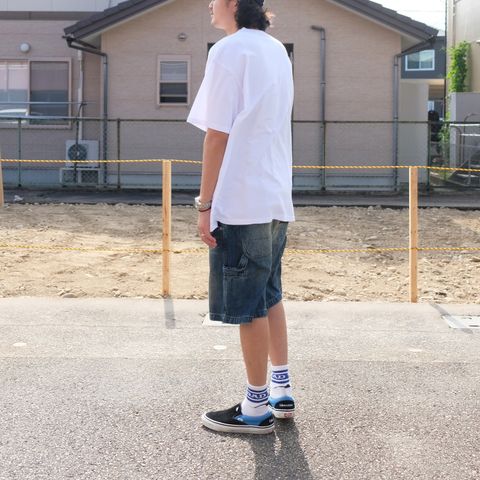 男の夏の定番“白Tデニム”をハーフパンツで快適に楽しむ